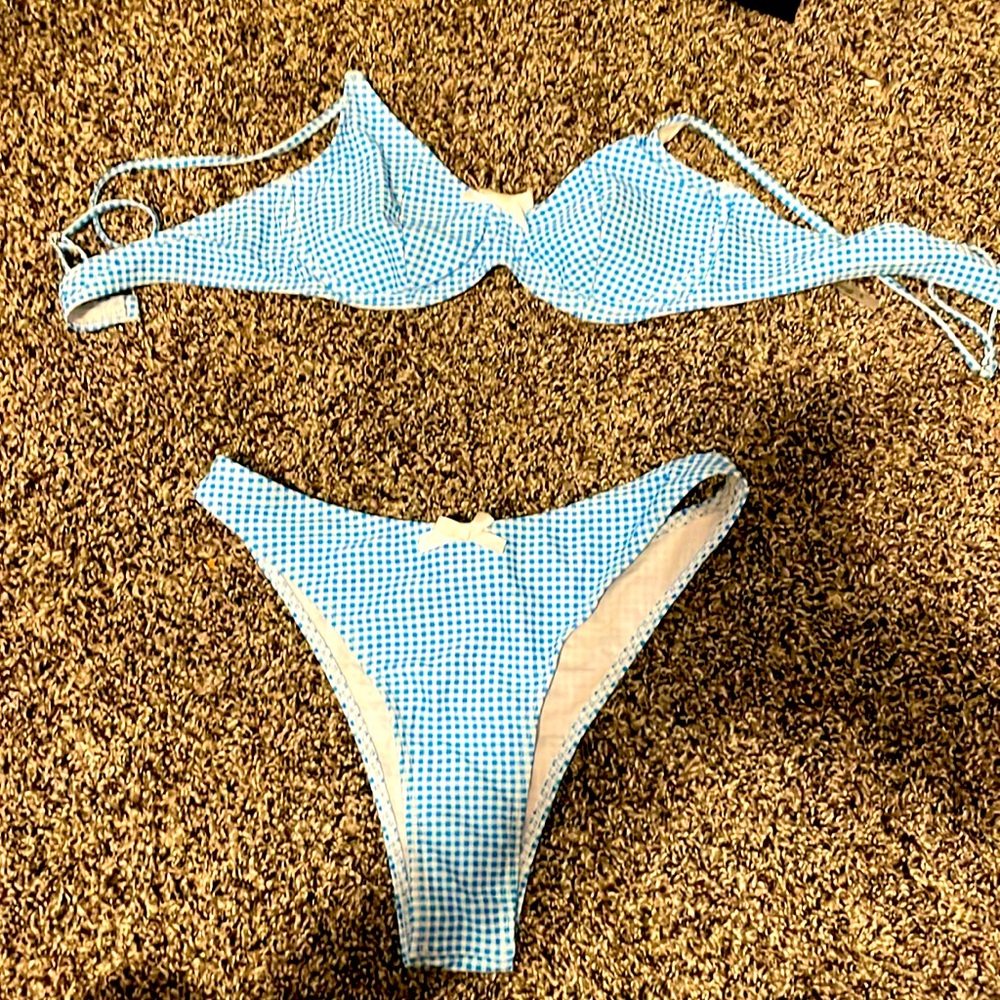 SHEIN bikini blue printed checkered.
Size: S